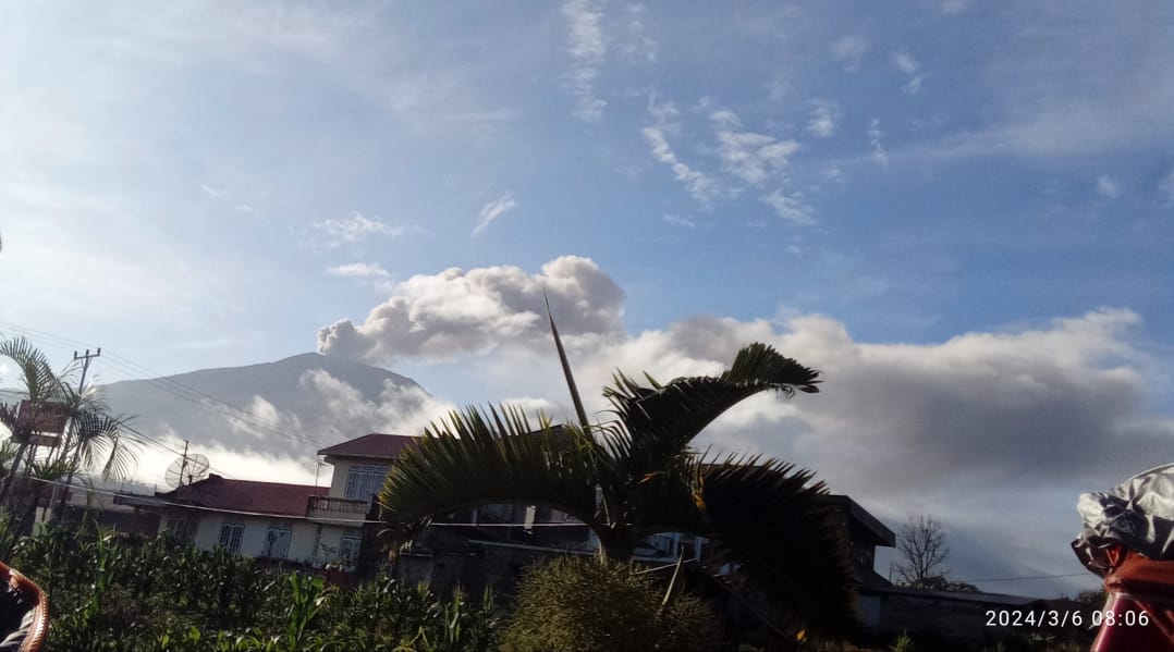 Gunung Marapi kembali keluarkan abu vulkanik dalam gelombang besar pada Rabu (6/3/2024) pagi, .